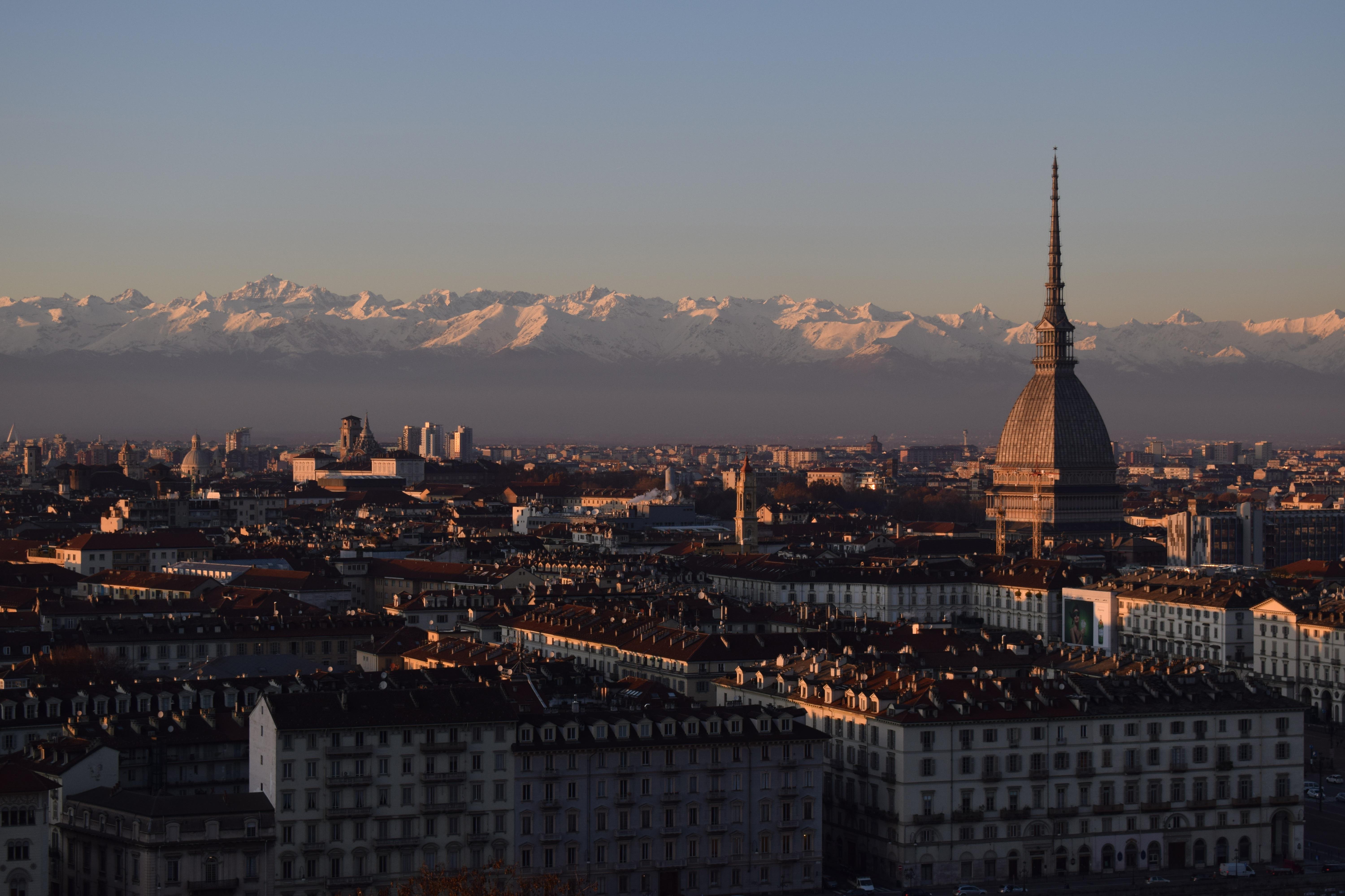 Borghi e paesaggi del Piemonte al tramonto